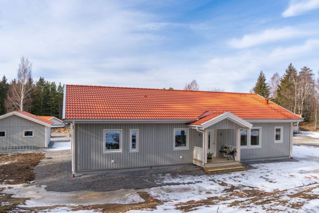 16. Renovering av takpapp pa╠e verkstad