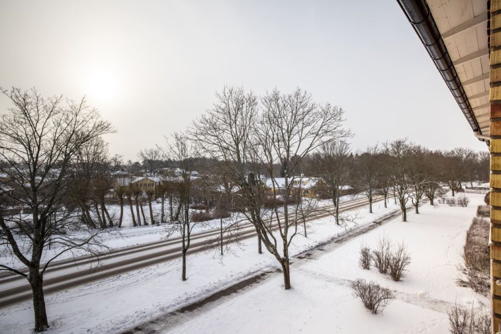 25. Skottning av tak av pa╠e flerfamiljehus